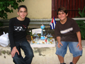Juan Oscar Bello y Cristian de la Paz creadores de la maqueta sobre el medio ambiente. Foto: Raimara.
