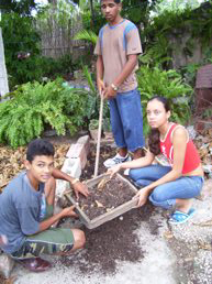 Desde hace ocho aos, estudiantes de Jiguan, Granma, se han empeado en mejorar su entorno y lo han logrado. Creando un fertilizante orgnico para ayudar a los compaeros de Comunales y de esa manera mejorar las plantas ornamentales y productoras de flores, tanto de la escuela como del municipio Jiguan. Fotos: Cortesa Planeta Verde