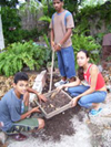Desde hace ocho años, estudiantes de Jiguaní, Granma, se han empeñado en mejorar su entorno y lo han logrado. Creando un fertilizante orgánico para ayudar a los compañeros de Comunales y de esa manera mejorar las plantas ornamentales y productoras de flores, tanto de la escuela como del municipio Jiguaní. Foto: Cortesía Planeta Verde.