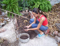 Como parte del proyecto Planeta Verde, junto a mis compaeros de destacamento, prepar el compost a partir de diversos tipos de desechos en el patio de mi casa. El mtodo que aplicamos es el ms sencillo, pero les aseguro que es uno de los ms ecolgicos - dice Leticia Leblanch Sierra, estudiante de noveno grado en la ESBU William Soler. Fotos: Cortesa Planeta Verde.