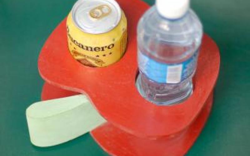 La manzana portavasos y adorno a la vez.